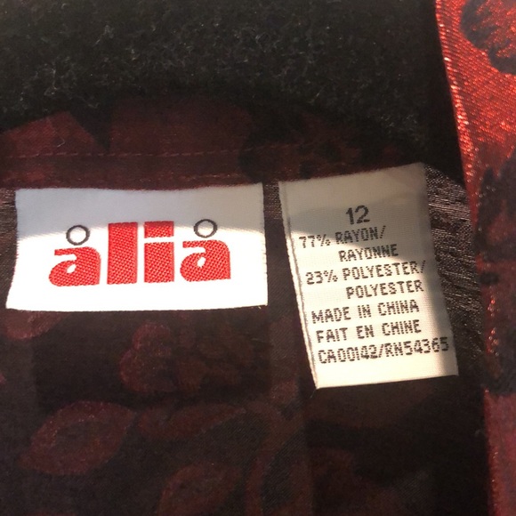 Red floral top - Picture 3 of 5